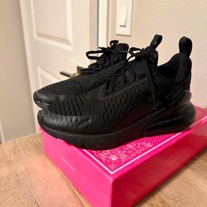 Black Nike air max 270